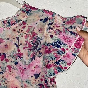 Floral blouse! 💐💐💐🌸🌸🌸🌸🌷🌷🌷 so darling!